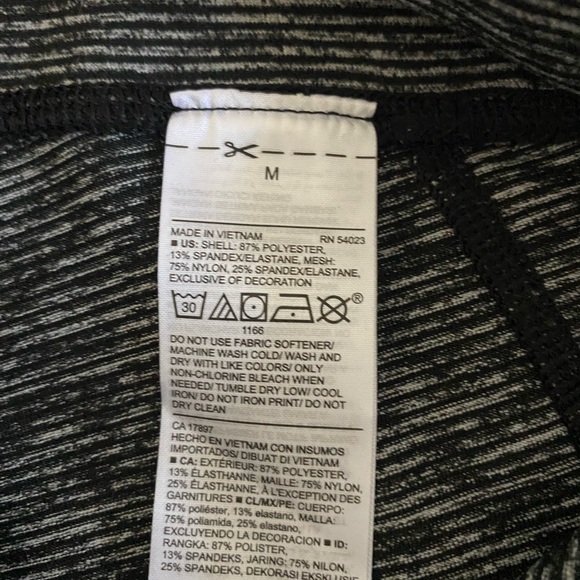 Old navy women’s active biker shorts Medium - Picture 4 of 5